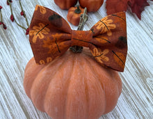 Load image into Gallery viewer, Harvest Leaf&#39;s Bow Tie
